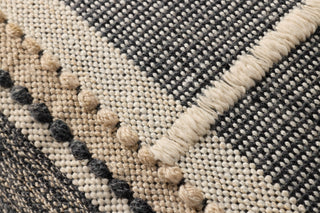Loloi Pillow PLL0186 Black / Ivory Closeup Image