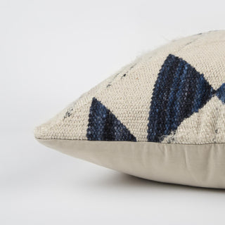 Rizzy Pillows T13843 Natural Lifestyle Image Feature