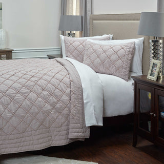 Rizzy BQ4235 Wren Blossom Bedding Lifestyle Image Feature