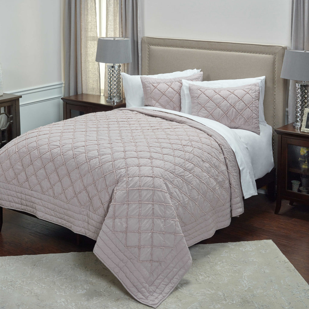 Rizzy BQ4235 Wren Blossom Bedding Lifestyle Image Feature