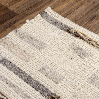 Rizzy Nova NVA945 Silver / Ivory Area Rug Angle Image