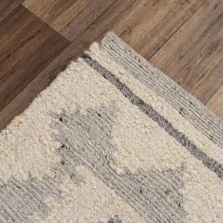 Rizzy Nova NVA950 Silver / Ivory Area Rug Corner Image