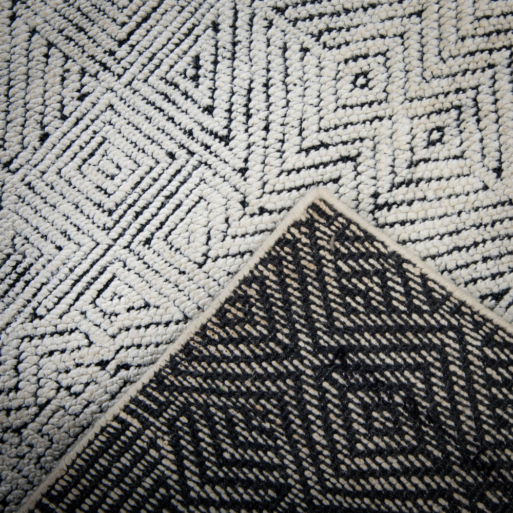 Rizzy Radiance RNC665 Beige Area Rug Room Image Feature