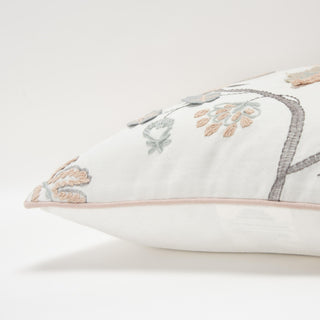 Rizzy Pillows T16218 White Detail Image
