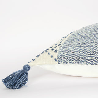 Rizzy Pillows T17942 Ivory/Blue Detail Image