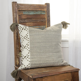 Rizzy Pillows T17945 Ivory/Taupe Room Image Feature