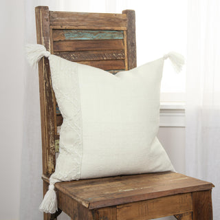 Rizzy Pillows T17946 Ivory/Ivory Room Image Feature