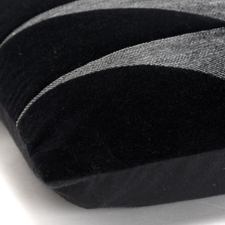Rizzy Pillows T20012 Black Corner Image
