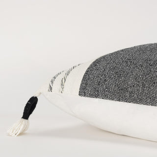 Rizzy Pillows T20027 Black/White Detail Image