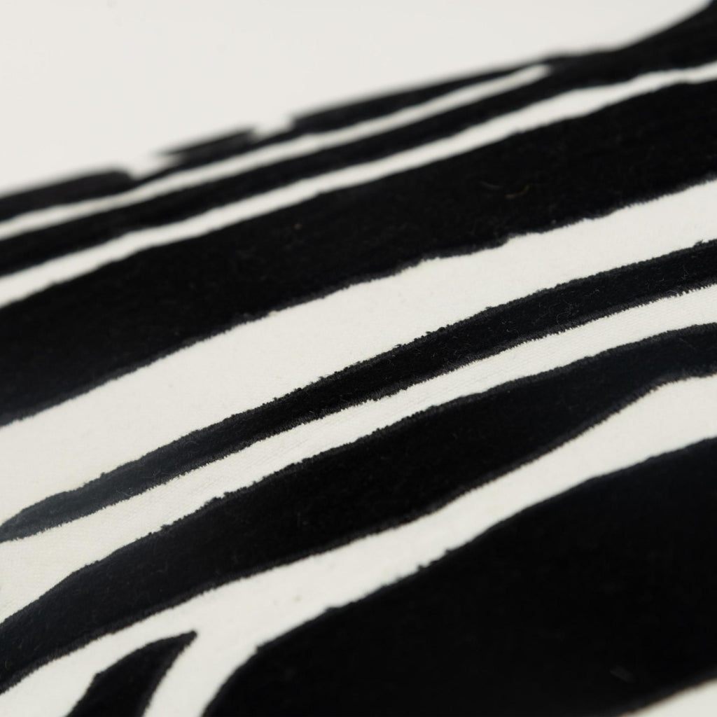 Rizzy Pillows T20464 Ivory/Black Corner Image