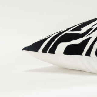 Rizzy Pillows T20464 Ivory/Black Edge Image