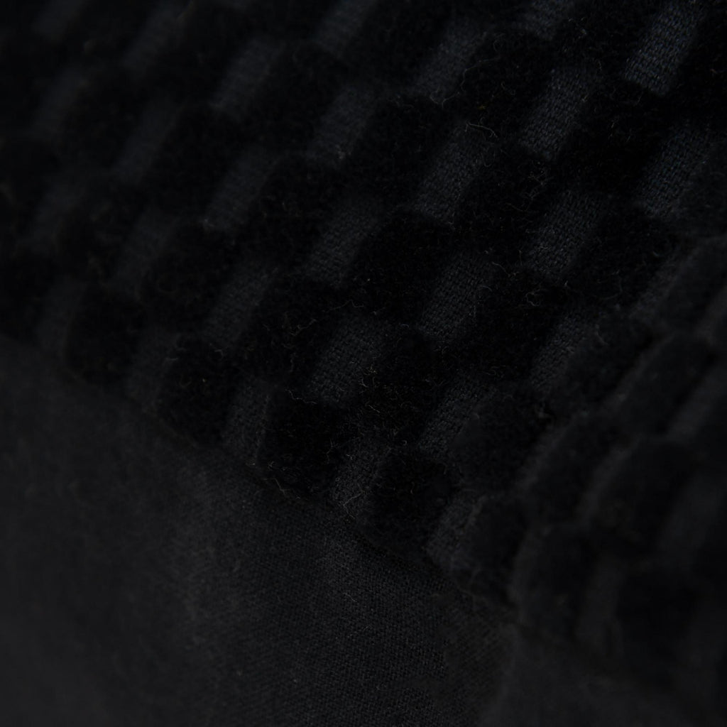 Rizzy Pillows T21503 Black Corner Image