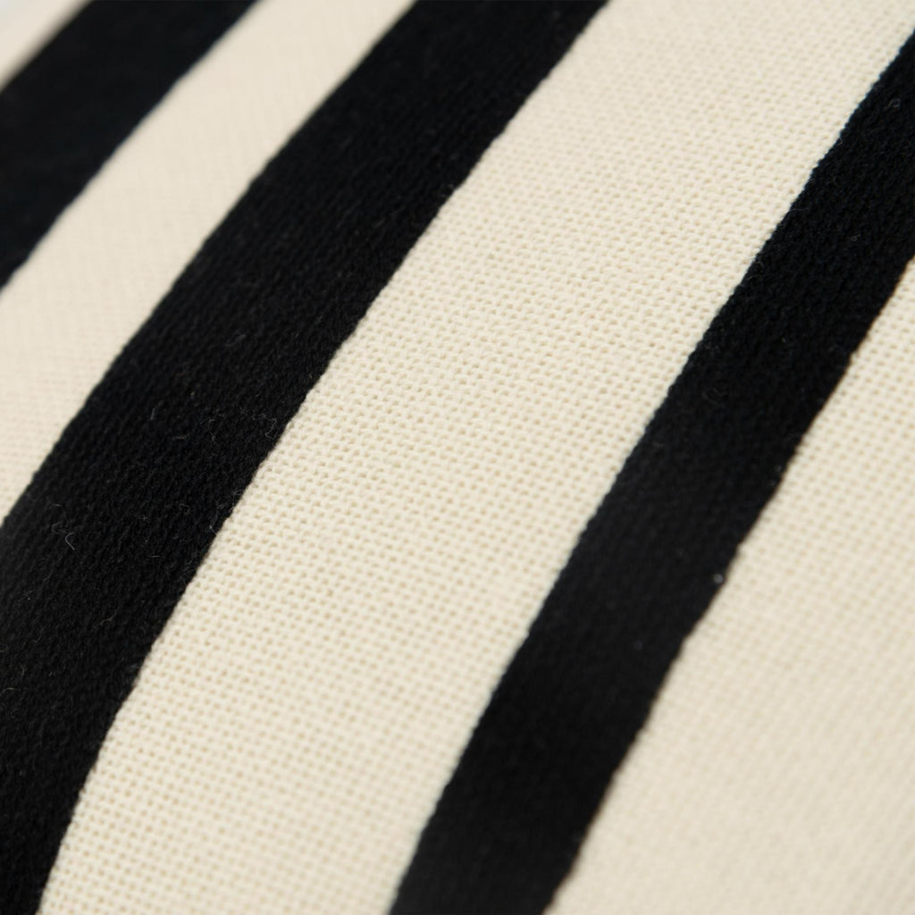Rizzy Pillows T21514 Black/White Corner Image