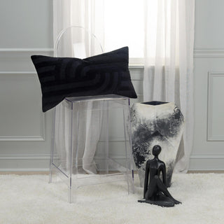 Rizzy Pillows T21577 Black Room Image Feature