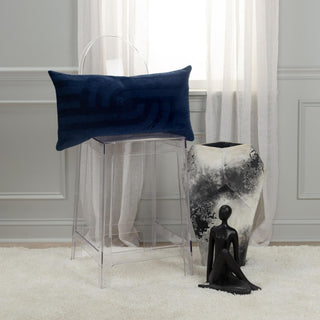 Rizzy Pillows T21580 Deep Dark Blue Room Image Feature