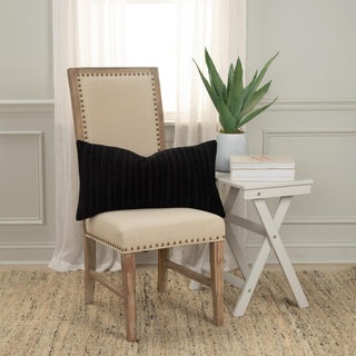 Rizzy Pillows T21582 Black Room Image Feature