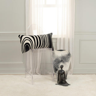 Rizzy Pillows T21587 Black / Natural Room Image Feature