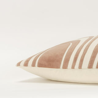 Rizzy Pillows T21588 Cocoa / Natural Edge Image