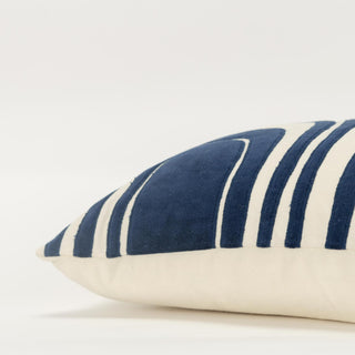 Rizzy Pillows T21590 Deep Dark Blue / Natural Edge Image