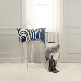 Rizzy Pillows T21590 Deep Dark Blue / Natural Room Image Feature