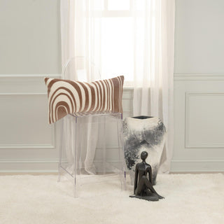 Rizzy Pillows T21591 Brown Room Image Feature