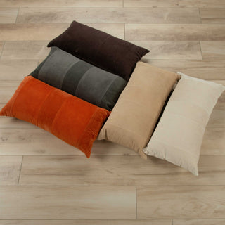 Rizzy Pillows T22400 Natural Room Image Feature