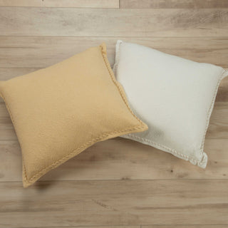 Rizzy Pillows T22430 Boulder Room Image Feature
