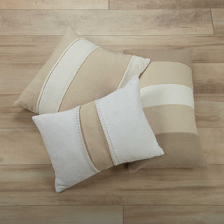 Rizzy Pillows T22431 Ivory Room Image Feature