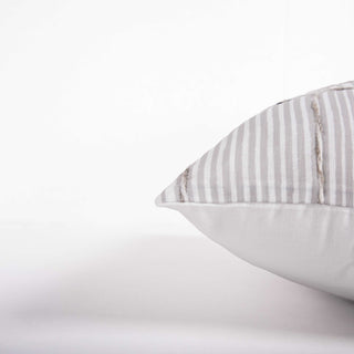Rizzy Pillows T22488 Grey/Ivory Detail Image