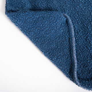 Rizzy Pillows T22649 Deep Dark Blue Room Image Feature