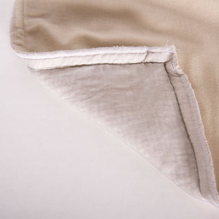 Rizzy Pillows T22659 Natural Room Image Feature