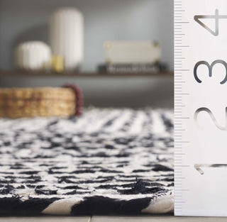 Safavieh Braided BRD260Z Black / Ivory Area Rug Detail