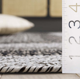 Safavieh Braided BRD318A Ivory / Black Area Rug Detail