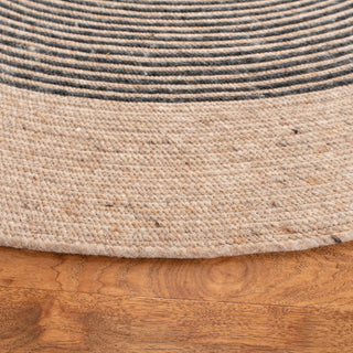 Safavieh Braided BRD904B Beige / Black Area Rug Detail