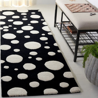 Safavieh Cambridge CAM147Z Black / Ivory Area Rug Room Scene Feature