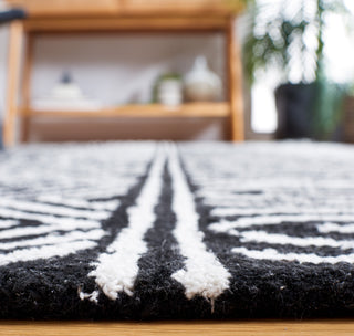 Safavieh Capri CPR703Z Ivory / Black Area Rug Detail