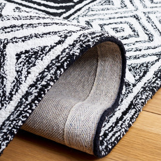 Safavieh Capri CPR703Z Ivory / Black Area Rug Detail