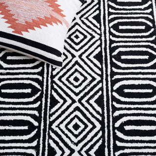 Safavieh Capri CPR703Z Ivory / Black Area Rug Detail