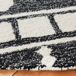 Safavieh Capri CPR709Z Black / Ivory Area Rug Detail