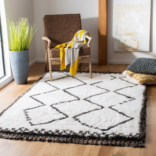 Safavieh Carmella Shag CRM228 Cream / Grey Area Rug