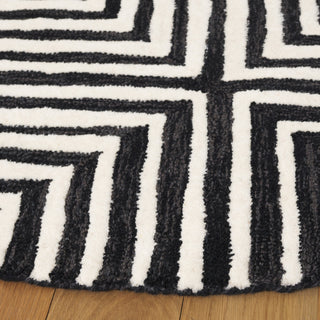 Safavieh Ebony EBN150 Black / Ivory Area Rug Detail
