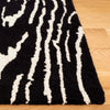 Safavieh Ebony EBN550Z Black / Ivory Area Rug Detail