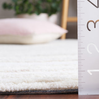 Safavieh Ebony EBN551A Ivory / Beige Area Rug Detail