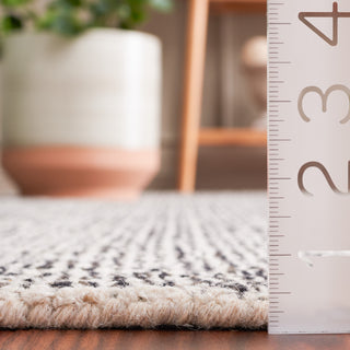 Safavieh Ebony EBN602Z Black / Ivory Area Rug Detail