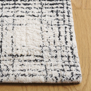 Safavieh Ebony EBN809Z Ivory / Black Area Rug Detail