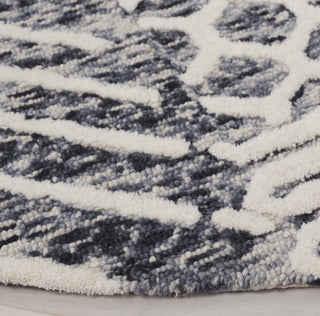 Safavieh Ebony EBN813Z Ivory / Black Area Rug Detail
