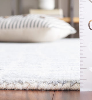 Safavieh Ebony EBN920L Ivory / Light Blue Area Rug Detail