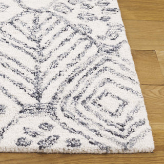 Safavieh Ebony EBN929A Ivory / Grey Area Rug Detail