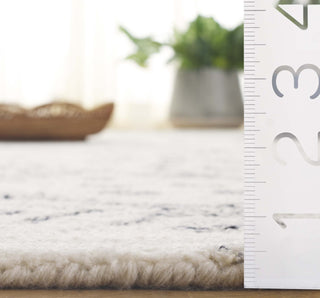 Safavieh Ebony EBN929A Ivory / Grey Area Rug Detail