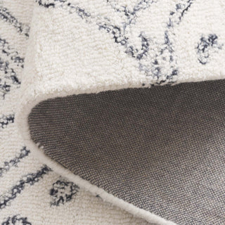 Safavieh Ebony EBN929A Ivory / Grey Area Rug Fold